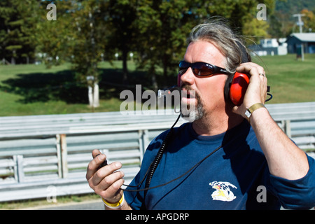 Newman Racing Team membro di equipaggio controlla i tempi sul giro durante la gara a Lime Rock Park CT Sept 29 2007 Foto Stock