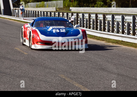 Paul Newman vincendo racecar onde driver sotto la bandiera a scacchi al Lime Rock Park CT Sept 29 2007 Foto Stock