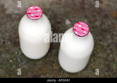 Una pinta di bottiglie di latte consegnato a domicilio, REGNO UNITO Foto Stock