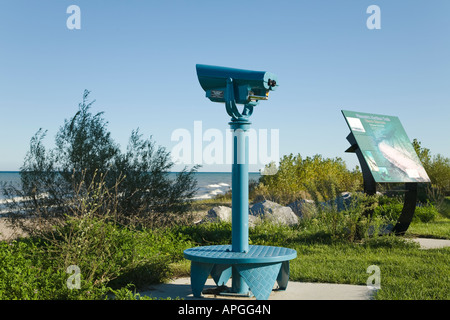 WISCONSIN Racine stazione di visualizzazione e un chiosco informazioni al vento Point Lighthouse Lago Michigan in piante di distanza lungo la riva Foto Stock