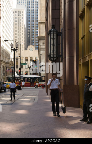 ILLINOIS esterno del Chicago Board of Trade su LaSalle Street Northern Trust Bank financial district uomo marciapiede di spazzamento Foto Stock