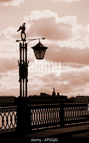 Lampione su Ioannovsky (St John's) ponte di Zayachiy Isle, il primo ponte originariamente eretto a San Pietroburgo nel 1703, Russia Foto Stock