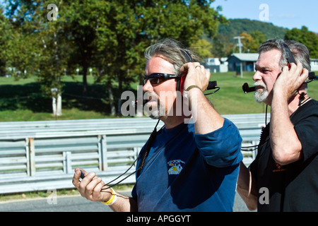 Newman Racing Team equipaggio controllare i tempi sul giro durante la gara a Lime Rock Park CT Sept 29 2007 Foto Stock