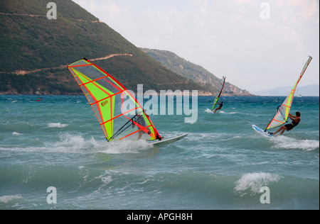 Tre surfisti a Vassiliki sull'isola di Lefkada in Grecia Foto Stock