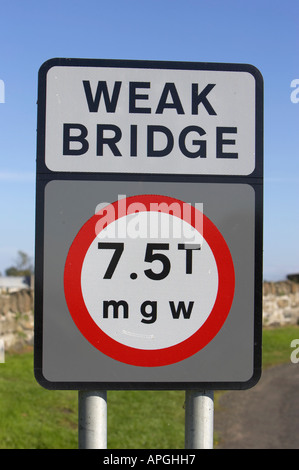 Chiudere fino a debole ponticello 7 5 tonnellate mgw restrizioni di peso cartello stradale nei pressi di un antico ponte in pietra nella contea di Londonderry Irlanda del Nord Foto Stock