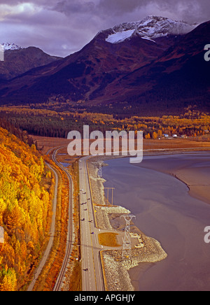 La ferrovia dell'Alaska sull'autostrada Seward nel parco statale di