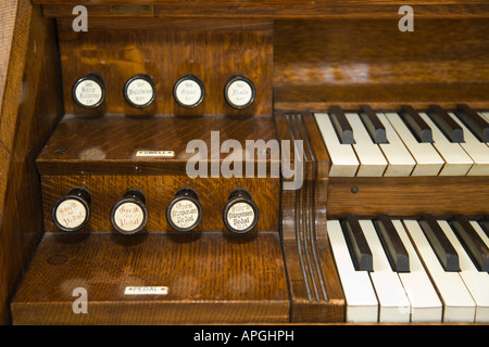 Il Rockford Illinois tastiera tira e si ferma sul organo in legno Midway Village Chiesa della comunità Foto Stock