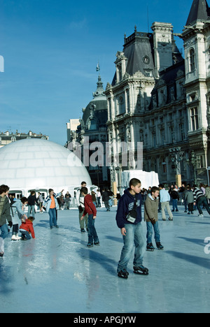 Parigi Francia, famiglie con bambini, pattinaggio su ghiaccio su strada all'aperto scene invernali, Hotel de ville Parigi, Sunny Day, pista di pattinaggio su ghiaccio Foto Stock