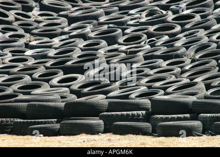 Dump spazzatura usurati utilizzati pneumatici per auto Foto Stock