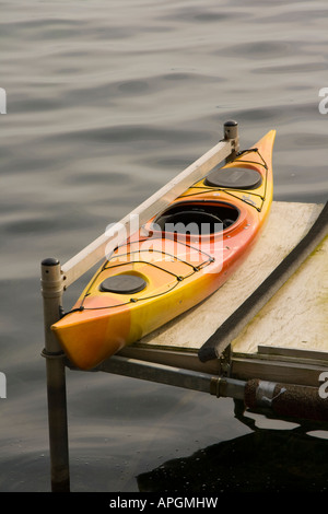 Kayak sul molo Foto Stock