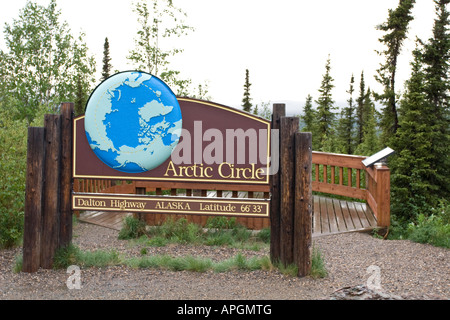 Alaska a nord del circolo polare artico segno in area di sosta sulla dalton highway Foto Stock