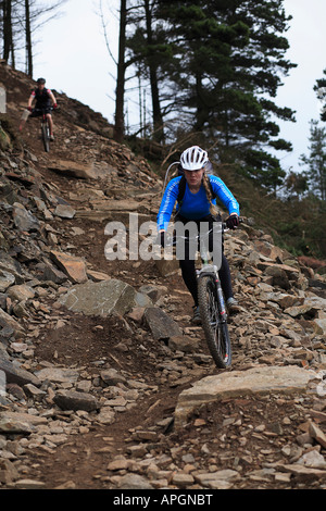 La ragazza corse in mountain bike a Afan Forest Park Foto Stock