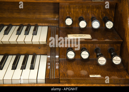 Il Rockford Illinois tastiera tira e si ferma sul organo in legno Midway Village Chiesa della comunità Foto Stock