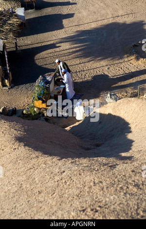 Gli egiziani preparare cibi e bevande per i turisti in un campo beduino nel deserto del Sinai vicino a Sharm el Sheikh Egitto Foto Stock