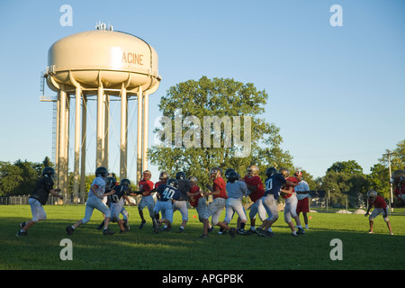 WISCONSIN Racine Junior alta ragazzi che giocano a calcio gioco in campo water tower nome della città dipinta sul lato Foto Stock