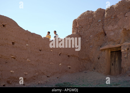 Il Marocco Atlas mountain bambini nel villaggio di Telouet Foto Stock