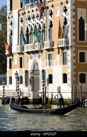 Gondola passare il Palazzo Cavalli Franchetti sul Canal Grande di Venezia, Italia. Foto Stock