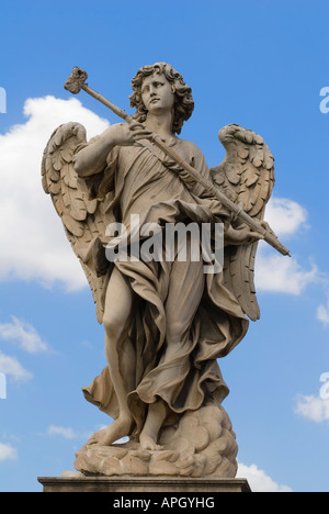 Marmo barocco angelo, uno dei molti che trattengono gli elementi della Passione di Cristo lungo il Ponte Sant'Angelo sul fiume Tevere a Roma, Italia Foto Stock