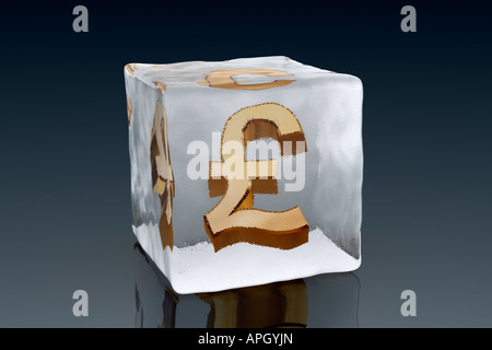 Un Dorato simbolo cancelletto congelati all'interno di un cubo di ghiaccio (3D rendering) Foto Stock