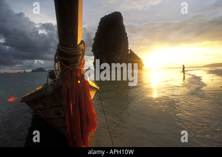 Un moody, tropicale monsone tramonto in mezzo dello spettacolare scenario della provincia di Krabi, Thailandia Foto Stock