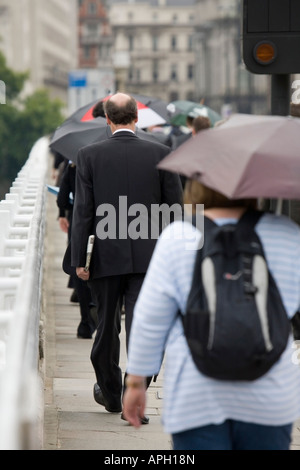 Pendolari in business casual dress a piedi al lavoro Foto Stock