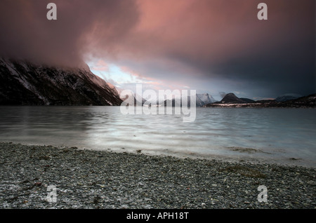 Colorato cieli Romsdalsfjorden, al di fuori della città Åndalsnes, Rauma kommune, Møre og Romsdal fylke, Norvegia. Foto Stock