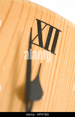 Primo piano di un orologio in legno con le mani si avvicina mezzanotte Foto Stock