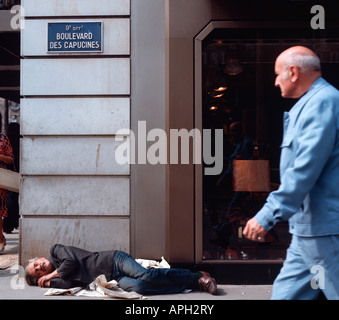 EU FR Francia regione Ile de France Parigi 9 Arrondissement senzatetto in Boulevard des Capucines nel cuore di Parigi (n. MR) Foto Stock