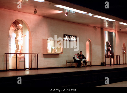 EU FR Francia regione Ile de France Parigi 1 Arrondissement stazione metro Louvre in ambienti interni di medie formato più immagini su richiesta n. MR Foto Stock