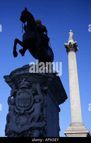 Statua equestre di Carlo I e Nelson's colonna- Trafalgar Square Foto Stock