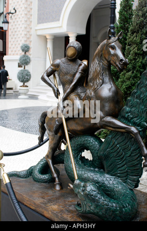 San Giorgio e il drago, scultura di Salvador Dali sul display al MGM Grand Casinò di Macau Foto Stock