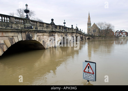 Le inondazioni del fiume Severn presso il ponte di inglese a Shrewsbury, Gennaio 2008 Foto Stock