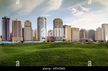 I moderni grattacieli, la Corniche, citta' di Abu Dhabi, Emirati arabi uniti Foto Stock