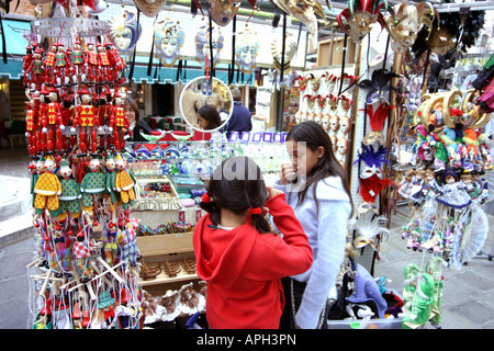 Due ragazze negozio per souvenir a Venezia, Italia Foto Stock