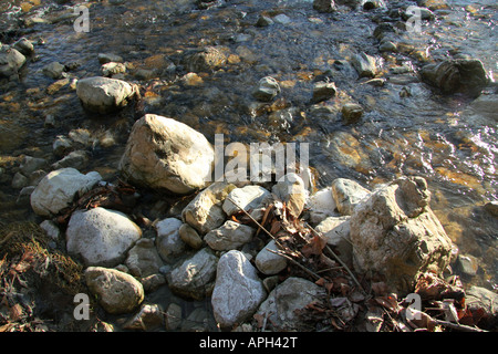 Pietre miliari attraverso un alveo fluviale Baviera Germania Europa Foto Stock