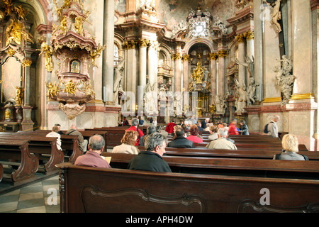 Congregazione nell'interno della chiesa di St Nicholas, la Piazza della Città Vecchia di Praga Foto Stock