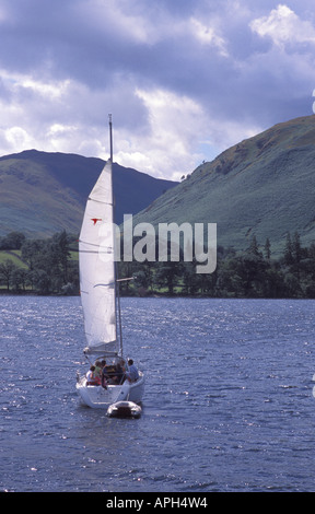 Barca a vela sul lago Ullswater in inglese il Parco Nazionale del Distretto dei Laghi Cumbria Foto Stock