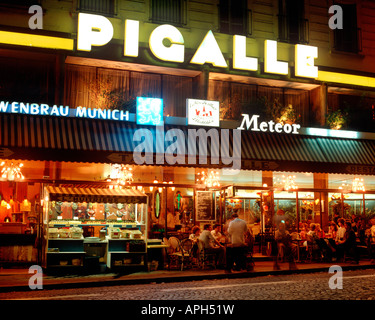 EU FR Francia regione Ile de France Parigi 9 Arrondissement Montmartre il Ristorante Pigalle di notte medio formato più immagini su Foto Stock