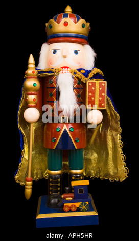 Un tradizionale Natale schiaccianoci ornamento isolato su nero Foto Stock