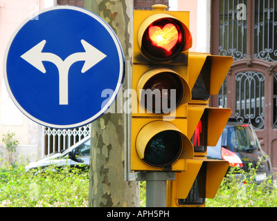 Un insieme di semafori e firmare con un cuore rosso a forma di luce in Barcellona Spagna. Foto Stock