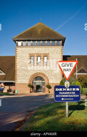 Dare modo segno di fronte Denbies Wine Estate Dorking Surrey in Inghilterra REGNO UNITO Foto Stock