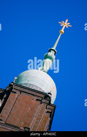 Le due torri Högalidskyrkan chiesa sulle colline di Södermalm isola, Stoccolma, Svezia, può essere visto da miglia di distanza Foto Stock