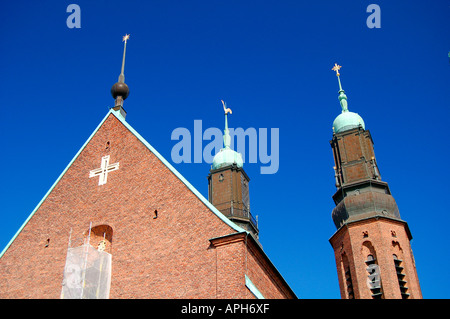 Le due torri Högalidskyrkan chiesa sulle colline di Södermalm isola, Stoccolma, Svezia, può essere visto da miglia di distanza Foto Stock