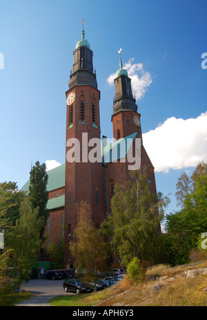 Le due torri Högalidskyrkan chiesa sulle colline di Södermalm isola, Stoccolma, Svezia, può essere visto da miglia di distanza Foto Stock