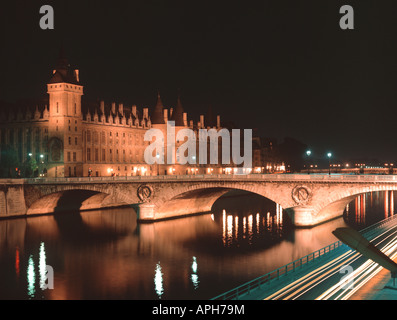 EU FR Francia regione Ile de France Parigi 1 Arrondissement Pont au cambiare attraverso il Fiume Senna e la Conciergerie di notte Foto Stock