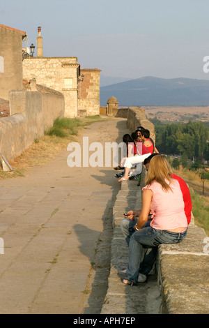 Ciudad Rodrigo vista sulla pianura dalle pareti e dalle antiche fortificazioni della provincia di Salamanca Spagna occidentale Foto Stock