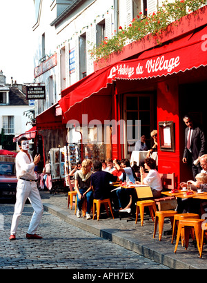 EU FR Francia regione Ile de France Paris 18 Arrondissement Montmartre artista di strada pantomimist ristorante Place du Tertre medie Foto Stock