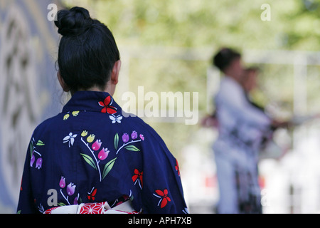 Ragazza giapponese guarda le prestazioni Foto Stock