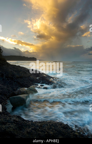 Tramonto su rettilinei di Juan de Fuca, Salt Creek State Park, Penisola Olimpica, Washington Foto Stock