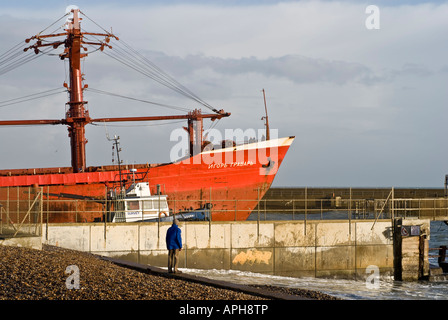 Red Tanker nave pilota lasciando Docks Foto Stock